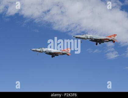 Zwei QF-4 Phantom IIs fliegen in Formation über Holloman Air Force Base, NM. am September 13, 2016, vor 160 Zuschauern in Holloman der jährliche Phantom Gesellschaft Tour teilnehmen. Die Tour aktiviert Flugzeugfans, darunter Veteranen und Nicht-Veteranen mit der Luftfahrt Hintergründe, mehr über Holloman AFB die Flugzeuge und die Sendung zu erfahren. Die Tour enthalten eine F-16 Fighting Falcon Static Display und Briefing, Reisen nach holloman's High Speed Test Track, die Möglichkeit QF-4 Phantom IIs zu sehen und F-16 im Flug, und ein Besuch auf der Basis Heritage Park zu den statischen Anzeigen der verschiedenen Flugzeug- historie anzeigen Stockfoto