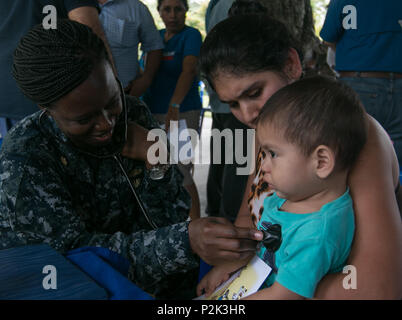 CUSCATLAN, El Salvador (Sep. 3, 2016) US Navy Lieutenant Cmdr. Ebenholz Ferguson, ein klinischer Krankenschwesterfachmann zu Fort Belvoir zugeordnet, unterstützt von Operation Blessing medizinische Brigade Vitalparameter eines Kindes unter einer temporären mit Cuscatlan, El Salvador prüfen, ob während der südlichen Partnerschaft Station 2016 (SPS-16). Von Operation Blessing medizinische Brigade ist eine gemeinnützige Mobile Patient Care Unit etablierten medizinischen Dienst an denen, die durch die Naturkatastrophe und die Beihilfen für ländliche Gebiete betroffen sind. SPS-16 ist eine jährliche Serie der U.S. Navy Bereitstellungen konzentrierte sich auf Experten Austausch mit partne Stockfoto