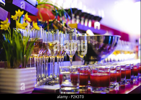 Bankett Rezeption schön serviert Tabelle mit einer Auswahl an Snacks und Getränken. Gläser Champagner mit Blasen, Flasche alkoholische Getränk in Eis Stockfoto