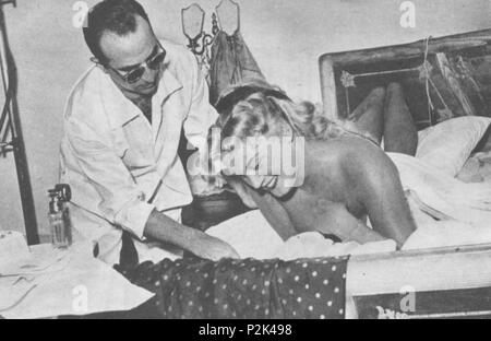 . Englisch: Regisseur Alberto Lattuada anweisen Schauspielerin Martine Carol für eine Szene während der Dreharbeiten zum Film La Spiaggia. 1953. Unbekannt 46 La Spiaggia Lattuada Carol Stockfoto