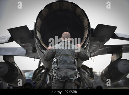 F-16 Fighting Falcon ist ein einmotoriges Mehrzweck-Kampfflugzeug, das von General Dynamics entwickelt wurde und von einem Pratt und Whitney F100 oder General Electric F110 Turbofan-Motor angetrieben wird. Das Archivbild dokumentiert eine Vorflugkontrolle der Auspuffdüse und des Verstärkungsbereichs vor der Übung Seikan war am 19. April 2017 auf der Misawa Air Base, Japan, unter Beteiligung der 14. Jagdgeschwader und der japanischen Selbstverteidigungskräfte. Stockfoto