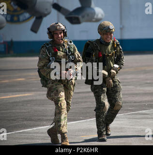 Ein Mitglied von Operational Detachment Alpha (ODA) 1324 und der philippinischen Armee Licht Reaktion Regiment (LRR) gehen die flightline in Vorbereitung auf high-Altitude, geringe Öffnung (HALO) zum lastenabwurf von einem MC-130H Combat Talon II an der Clark Air Base, Sept. 24. Die Streitkräfte der Philippinen (AFP) in der Regel direkt aus der philippinischen Luftwaffe Rotary Wing Werte, also das Springen von einem MC-130H eine einzigartige Erfahrung für die LLR. (U.S. Air Force Foto vom Kapitän Jessica Tait) Stockfoto