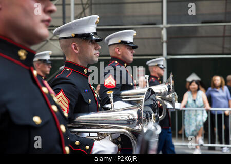 Die Euphoniumspieler für das Marine Corps Band, Quantico, Virginia, März in der 15. jährlichen New York Police Department (NYPD) Emerald Gesellschaft Rohre und Trommeln Memorial Parade und Zeremonie, New York City, NEW YORK, Sept. 9, 2016. Einmal im Jahr, lokalen, nationalen und internationalen Polizei, Rettungsdienste, Feuerwehr und Militär bands Host eine Parade und die Zeremonie an der NYPD Memorial. Die Zeremonie serviert Ihnen zu ehren, und die Opfer der lokalen und nationalen Beamten, die ihre Leben während der Angriffe auf Sept. 11, 2001 verloren erinnern, und diejenigen, die Hilfe während der recove gerendert unite Stockfoto