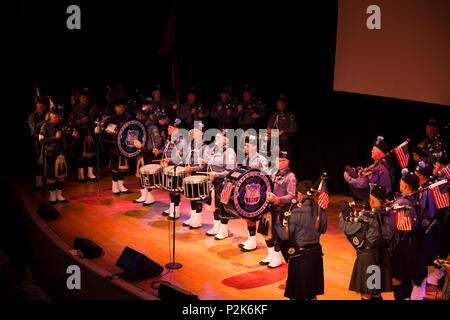 Mitglieder der Bergen County Polizei Rohre und Trommeln in der 15. jährlichen New York Police Department (NYPD) Emerald Gesellschaft Rohre und Trommeln Memorial Concert, New York City, NEW YORK, Sept. 10, 2016. Einmal im Jahr, lokalen, nationalen und internationalen Polizei, Rettungsdienste, Feuerwehr und Militär bands Host eine Parade und die Zeremonie an der NYPD Memorial. Die Zeremonie serviert Ihnen zu ehren, und die Opfer der lokalen und nationalen Beamten, die ihre Leben während der Angriffe auf Sept. 11, 2001 verloren erinnern, und diejenigen, die Hilfe bei der Wiederherstellung im gerenderten vereinen. (U.S. Marine Corp Stockfoto