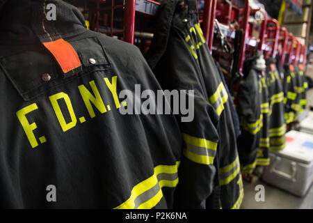 Uniformen Fireman hängen in die Schließfächer im Bahnhof 10 an der 15. jährlichen Fire Department New York (FDNY) Gedenkfeier, New York City, NEW YORK, Sept. 11, 2016. Einmal im Jahr, lokalen, nationalen und internationalen Polizei, Rettungsdienste, Feuerwehr und Militär bands Host eine Parade und die Zeremonie am Denkmal des Feuerwehrbedienfeldes und Station 10. Die Zeremonie serviert Ihnen zu ehren, und die Opfer der lokalen und nationalen Beamten, die ihre Leben während der Angriffe auf Sept. 11, 2001 verloren erinnern, und diejenigen, die Hilfe bei der Wiederherstellung im gerenderten vereinen. (U.S. Marine Corps Foto von Cp Stockfoto