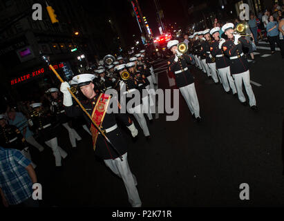 Us-Marines US Marine Corps Band, Quantico, Virginia, März und in der 15. jährlichen New York Police Department (NYPD) Emerald Gesellschaft Rohre und Trommeln Memorial Concert, New York City, NEW YORK, Sept. 10, 2016. Einmal im Jahr, lokalen, nationalen und internationalen Polizei, Rettungsdienste, Feuerwehr und Militär bands Host eine Parade und die Zeremonie an der NYPD Memorial. Die Zeremonie serviert Ihnen zu ehren, und die Opfer der lokalen und nationalen Beamten, die ihre Leben während der Angriffe auf Sept. 11, 2001 verloren erinnern, und diejenigen, die Hilfe während der erholzeit gerendert unite Stockfoto