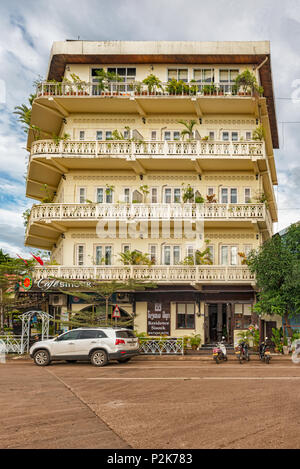 Pakse, Laos - November 7, 2017: Blick auf die Straße mit alten französischen kolonialen Gebäuden mit ausbleichen Farbe in Thakhek, Laos Stockfoto