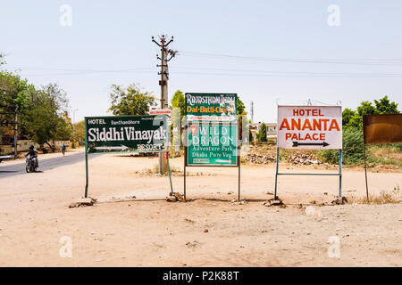 Urban am Straßenrand Schilder zu den lokalen Hotels und Attraktionen, Sawai Madhopur Stadt, in der Nähe vom Ranthambore Nationalpark, Rajasthan, Nordindien Stockfoto