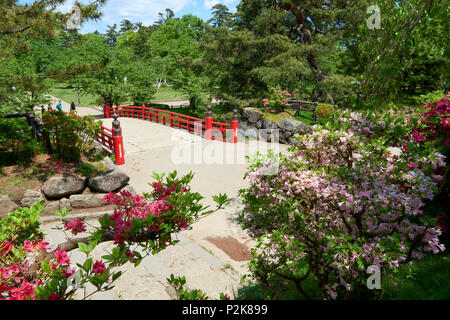 Hohe Aufnahme von Takaokahashi Brücke von Blumen und Grün in Hirosaki Park, in Hirosaki, Japan eingerahmt. Stockfoto