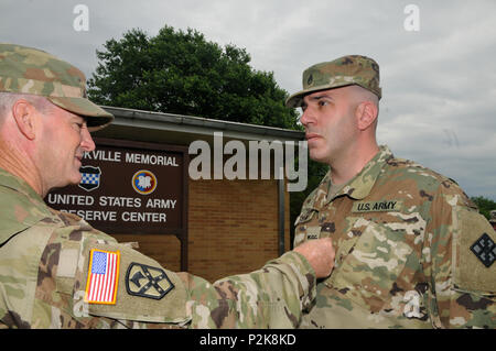 U.S. Army Reserve Staff Sgt. Vincent Rehm, 665Th Engineer Einrichtungen Loslösung, 458Th Engineer Battalion, 411 Engineer Brigade, 412 Theater Ingenieur Befehl (TEC), ist mit dem Rang eines Warrant Officer Candidate von Chief Warrant Officer 4 Michael Edel, Befehl Chief Warrant Officer, TEC festgesteckt, am Sitz der Loslösung in Brookville, Penn., 9. Juni 2018. Rehm beabsichtigt, eine Konstruktion zu werden Ingenieur Techniker. (U.S. Armee finden Foto von Sgt. 1. Klasse Clinton Holz) Stockfoto