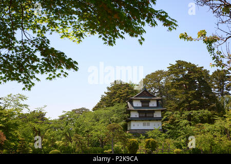 Hirosaki Schloss Wachtturm von grünen Blättern im Park mit demselben Namen umgeben. In Hirosaki, Präfektur Aomori, Japan. Stockfoto