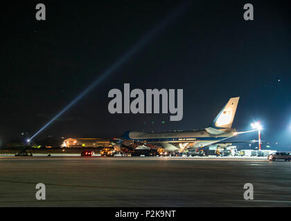 180610-N-UR 565-0077 NAVAL SUPPORT ACTIVITY Souda Bay, Griechenland (10. Juni 2018) Air Force One bei Naval Support Activity Souda Bay, Griechenland, 10. Juni 2018 landete, für einen geplanten Tanken auf dem Weg zum North Korea Gipfel in Singapur. Naval Support Activity Souda Bay ermöglicht den Betrieb und die Reaktionsfähigkeit von US-amerikanischen und alliierten Truppen zur Unterstützung der Marine Region, Europa, Afrika, Vorderasien mission Dienstleistungen für die Flotte, die Kämpfer zur Verfügung zu stellen und die Familie. (U.S. Marine Foto von Joel Diller/Freigegeben) Stockfoto