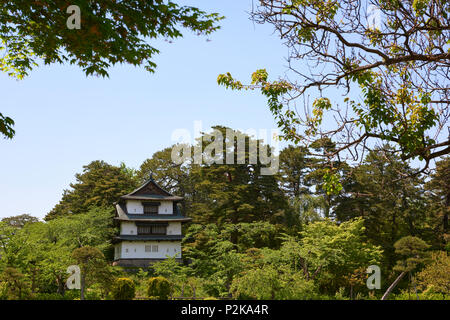 Hirosaki Schloss Wachtturm von grünen Blättern im Park mit demselben Namen umgeben. In Hirosaki, Präfektur Aomori, Japan. Stockfoto