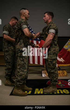 Us Marine Corps Generalmajor John K. Liebe, 2nd Marine Division (2d MARDIV) kommandierender General, 2d MARDIV, schüttelt Hände mit Cpl. Joseph A. Baker, 2.BATAILLON, 6 Marine Regiment, 2d MARDIV während der 2D-MARDIV Infanteriegewehr Squad Wettbewerb Preisverleihung in Camp Lejeune, N.C., Sept. 28, 2016. 2d MARDIV Infanteriegewehr Squad Konkurrenz war die taktischen Fähigkeiten der Infanterie Gewehr Trupps zu bewerten und festzustellen, unter simulierten Bedingungen zu bekämpfen, der Division Die meisten tüchtig und fähig Squad. Der Wettbewerb wurde entwickelt, um die korrekte Durchführung der Taktiken, Techniken zu unterstreichen, procedu Stockfoto