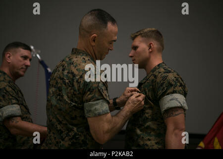 Us Marine Corps Generalmajor John K. Liebe, 2nd Marine Division (2d MARDIV) kommandierender General, 2d MARDIV, Stifte eine Marine Leistung Medaille auf Sgt. Jared R. Daniels, 2.BATAILLON, 6 Marine Regiment, 2d MARDIV während der 2D-MARDIV Infanteriegewehr Squad Wettbewerb Preisverleihung in Camp Lejeune, N.C., Sept. 28, 2016. 2d MARDIV Infanteriegewehr Squad Konkurrenz war die taktischen Fähigkeiten der Infanterie Gewehr Trupps zu bewerten und festzustellen, unter simulierten Bedingungen zu bekämpfen, der Division Die meisten tüchtig und fähig Squad. Der Wettbewerb wurde entwickelt, um die korrekte Durchführung der Taktik zu betonen, Tec Stockfoto