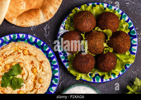 Klassische Falafel und Hummus auf die Teller. Ansicht von oben. Stockfoto