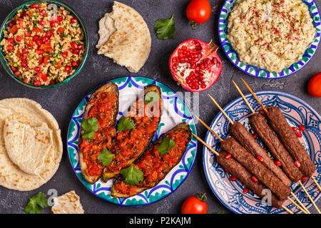 Klassische Kebabs, tabbouleh Salat, Baba ganush und gebackene Auberginen mit Soße. Traditionelle orientalische oder arabische Gericht. Ansicht von oben. Stockfoto