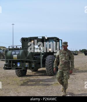 Us-Armee finden Sgt. Jacinto Ponciano und Spc Emmanuel Brito, radfahrzeug Mechanik mit der 974Th Quartermaster Firma von Amarillo, TX, bewegen, während eine jährliche Schulung der Einheit an Ft. Glückseligkeit, TX, Jun 9, 2018. Die 974Th QM-Co ist als einer von der US-Army Reserve bereit, Kraft x Einheiten identifiziert. Diese Schulungsveranstaltung wird sichergestellt, dass im Falle eines großen Konflikt, der 974Th ist ein Kampf - bereit und fähig ist Mitglied der Gesamtkraft. (U.S. Armee finden Foto von SPC. William J. Litz) Stockfoto