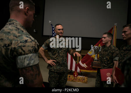 Us Marine Corps Generalmajor John K. Liebe, links, 2. Marine Division (2d MARDIV) kommandierender General, 2d MARDIV, spricht mit Marinesoldaten und Matrosen aus 2.BATAILLON, 6 Marine Regiment, 2d MARDIV während der 2D-MARDIV Infanteriegewehr Squad Wettbewerb Preisverleihung in Camp Lejeune, N.C., Sept. 28, 2016. 2d MARDIV Infanteriegewehr Squad Konkurrenz war die taktischen Fähigkeiten der Infanterie Gewehr Trupps zu bewerten und festzustellen, unter simulierten Bedingungen zu bekämpfen, der Division Die meisten tüchtig und fähig Squad. Der Wettbewerb wurde entwickelt, um die korrekte Durchführung der Taktiken, Techniken zu unterstreichen, eröffnete Stockfoto