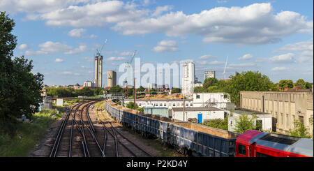 Die sich verändernden Skyline von Woking, Surrey: Gleise führen Kräne und die Kerne der neuen Hochhaus Victoria Square Stadtzentrum Sanierung zu Tower Stockfoto