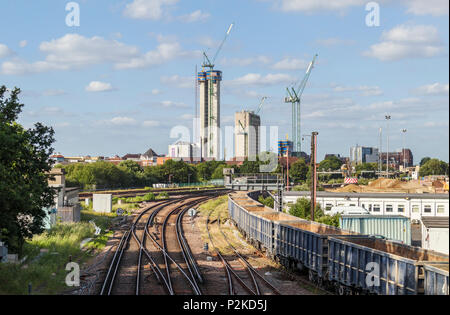 Die sich verändernden Skyline von Woking, Surrey: Gleise führen Kräne und die Kerne der neuen Hochhaus Victoria Square Stadtzentrum Sanierung zu Tower Stockfoto