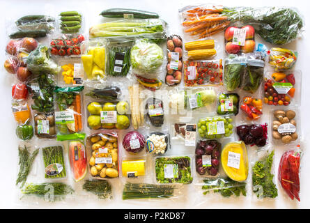 Frische Lebensmittel, Gemüse, Obst, einzeln in Folie verpackt, das Essen wird im gleichen Supermarkt zur Verfügung, auch ohne Kunststoff Verpa Stockfoto