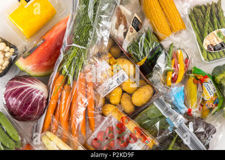 Frische Lebensmittel, Gemüse, Obst, einzeln in Folie verpackt, das Essen wird im gleichen Supermarkt zur Verfügung, auch ohne Kunststoff Verpa Stockfoto