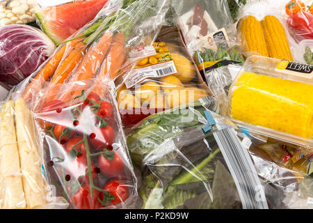 Frische Lebensmittel, Gemüse, Obst, einzeln in Folie verpackt, das Essen wird im gleichen Supermarkt zur Verfügung, auch ohne Kunststoff Verpa Stockfoto