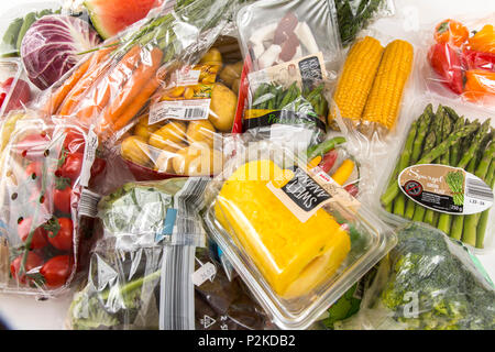 Frische Lebensmittel, Gemüse, Obst, einzeln in Folie verpackt, das Essen wird im gleichen Supermarkt zur Verfügung, auch ohne Kunststoff Verpa Stockfoto