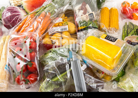 Frische Lebensmittel, Gemüse, Obst, einzeln in Folie verpackt, das Essen wird im gleichen Supermarkt zur Verfügung, auch ohne Kunststoff Verpa Stockfoto