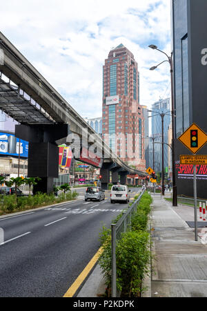 Eine Einschienenbahn verbindet den Anschluss über eine Hauptstraße in der Mitte von Kuala Lumpur, Malaysia Stockfoto