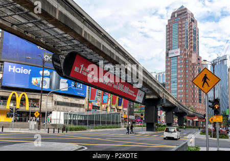 Eine Einschienenbahn verbindet den Anschluss über eine Hauptstraße in der Mitte von Kuala Lumpur, Malaysia Stockfoto