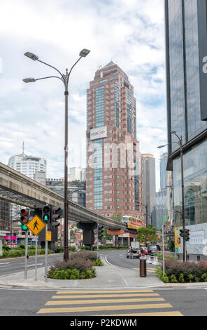 Eine Einschienenbahn verbindet den Anschluss über eine Hauptstraße in der Mitte von Kuala Lumpur, Malaysia Stockfoto