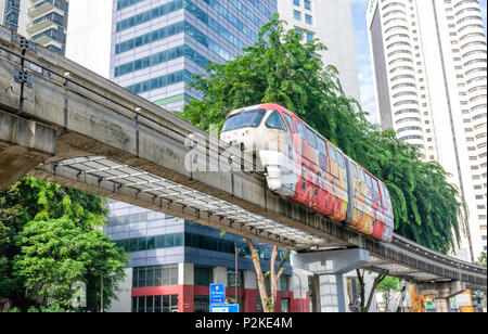 Eine Einschienenbahn Auto läuft über eine Hauptstraße in der Mitte von Kuala Lumpur, Malaysia Stockfoto