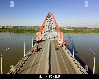 Luftaufnahme der größten multi-level Bogenbrücke in Russland. Bugrinsky Brücke und rotes Auto Mixer in Nowosibirsk. Stockfoto