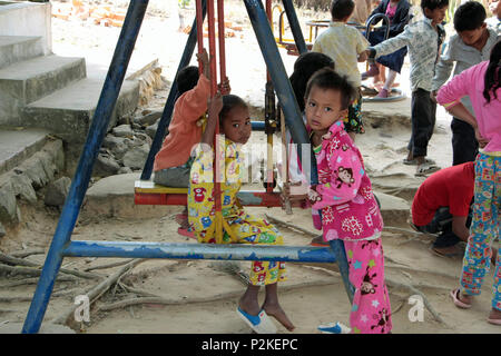 Kinder spielen in der Schule Spielplatz am Ries Dorfschule. Stockfoto