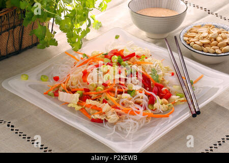 Asiatischer Salat mit Reisnudeln und Muttern Stockfoto