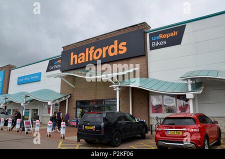 Halfords store in Friern Barnet Retail Park North London N11 Stockfoto