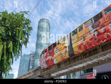 Eine Einschienenbahn Auto läuft über eine Hauptstraße in der Mitte von Kuala Lumpur, Malaysia Stockfoto