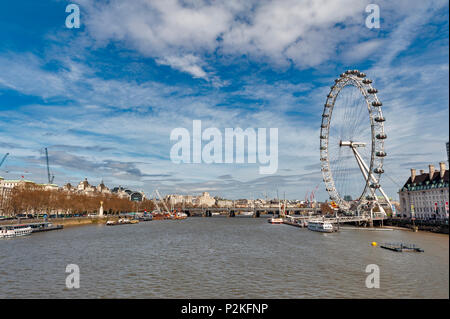 London, UK - April 2018: Stadtbild von London aus die Westminster Bridge mit berühmten London Eye, ein Riesenrad an der Themse Stockfoto