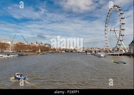 London, UK - April 2018: Stadtbild von London aus die Westminster Bridge mit berühmten London Eye, ein Riesenrad an der Themse Stockfoto