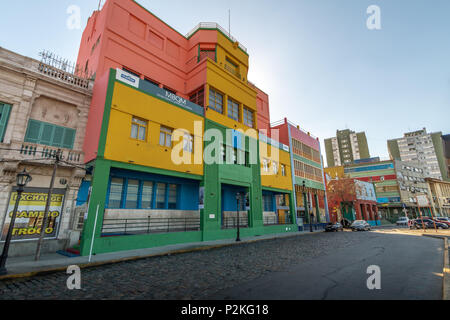 Benito Quinquela Martin Museum im farbenfrohen Viertel La Boca, Buenos Aires, Argentinien Stockfoto