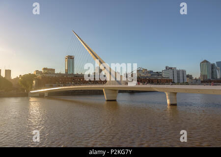Frauen Brücke (Puente de La Mujer) in Puerto Madero - Buenos Aires, Argentinien Stockfoto