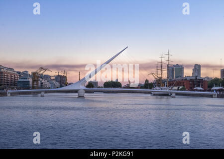 Frauen Brücke (Puente de La Mujer) in Puerto Madero bei Sonnenuntergang - Buenos Aires, Argentinien Stockfoto