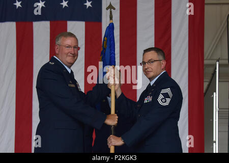 Chief Master Sgt. Christopher D. Neitzel akzeptiert die guideon für die 911Th Airlift Wing die höchste Position von Wing Commander Col. Jeff Van Dootingh bei einer Änderung der Position Zeremonie an der Pittsburgh International Airport Air finden Station eingetragen, 10. September 2016. Mit Wirkung vom 1. Oktober 2016, Neitzel, früher die Post Befehl Betriebsleiter an der 934th Airlift Wing in Minnesota, die 911Th AW werden Befehl chief nach Chief Master Sgt. Brian Zator verzichtet auf die Position. (U.S. Air Force Foto: Staff Sgt. Marjorie A. Bowlden) Stockfoto