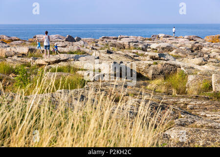 Familie wandern entlang der felsigen Küste, Sommer, Ostsee, Bornholm, Blokhus, Dänemark, Europa Stockfoto