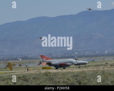 QF-4 Phantom II Taxis nach der Ankunft Holloman Air Force Base, N.M., Sept. 13, 2016, während zwei F-16 Fighting Falcons vor 160 Zuschauern in Holloman der jährliche Phantom Gesellschaft Tour teilnehmen. Die Tour aktiviert Flugzeugfans, darunter Veteranen und Nicht-Veteranen mit der Luftfahrt Hintergründe, verschiedene Standorte zu erkunden. Die Tour umfaßt auch eine F-16 Fighting Falcon Static Display und Briefing, Reisen nach holloman's High Speed Test Track, die Möglichkeit QF-4 Phantom IIs zu sehen und F-16 im Flug, und ein Besuch auf der Basis Heritage Park Static Display angezeigt Stockfoto