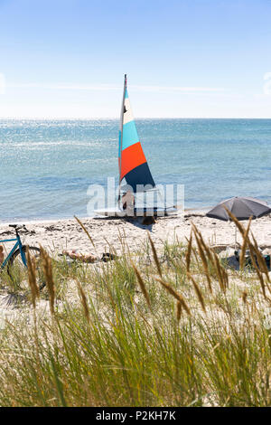 Windsurfen, Surfbrett, Traumstrand zwischen und Dueodde Strandmarken, Sandstrand, Sommer, Ostsee, Bornholm, Strandmarken, D Stockfoto