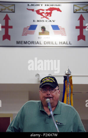Brian Jopek, ein pensionierter Wisconsin Army National Guard staff sergeant und der Operation Iraqi Freedom Combat Veteran, spricht während einer Befehl Gedenkkundgebung für seinen Sohn, Sgt. Ryan Jopek, Sept. 10 am Sitz der 1. Staffel, 105 Kavallerie in Madison, Wis. Die Staffel der Drill Hall in Sgt. Ryan jopek's Memory, und erstellt eine jährliche Auszeichnung für seine Soldaten Soldaten. Wisconsin Abteilung der militärischen Angelegenheiten Foto von Vaughn R. Larson Stockfoto