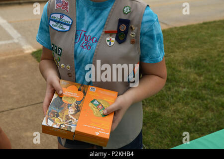 Ein Mädchen Scout von Troop 20436 von Denver, N.C., hält Boxen von Cookies während des fünften jährlichen Besuch der North Carolina Air National Guard Base, Charlotte Douglas International Airport, 9. Juni 2018. Sieben Pfadfinder zeigte Anerkennung für die militärische Mitglieder, als Sie 600 Boxen von Cookies Flieger übergeben. Stockfoto